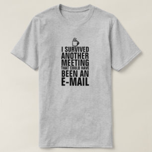 CAMISETA SOBREVIVI A OUTRA REUNIÃO DE T-SHIRT
