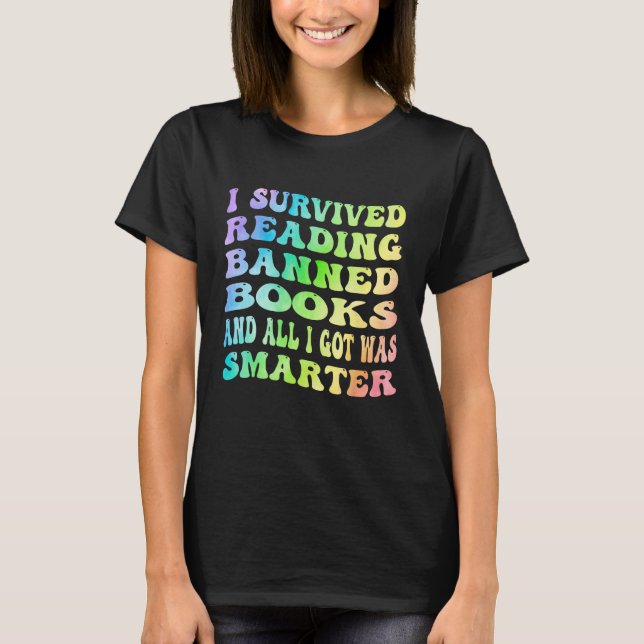 Camiseta Sobrevivi Lendo Livros Proibidos E Tudo Que Eu Gan (Frente)