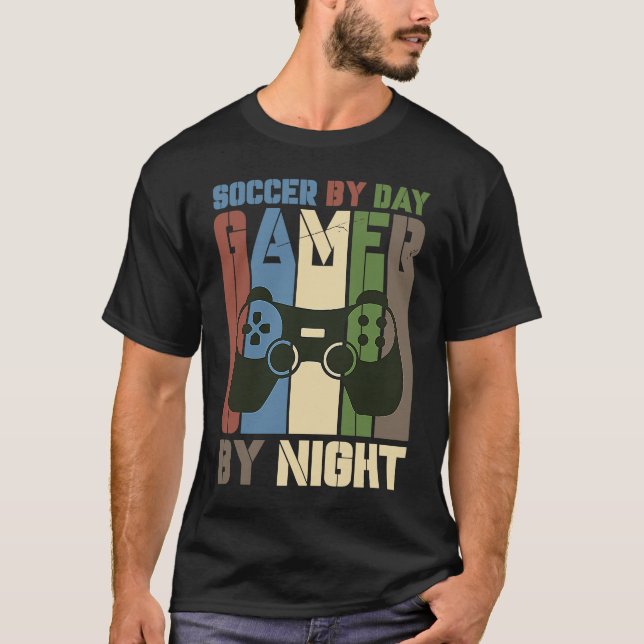 Camiseta Soccer By Day Gamer By Night Soccer Goal Gaming De (Frente)
