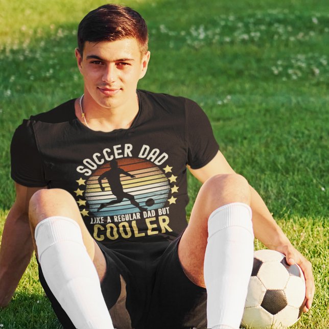Camiseta Soccer Dad Like a Regular Dad But Cooler (Criador carregado)