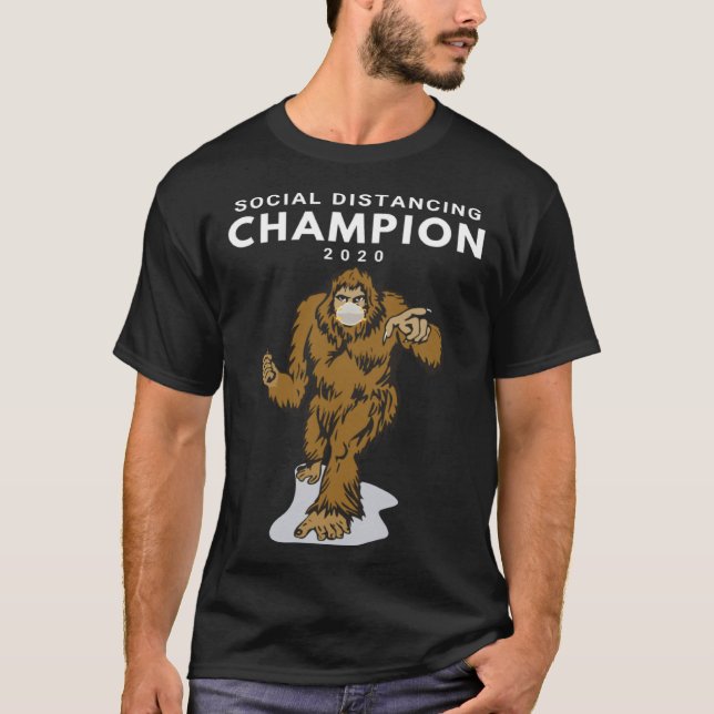 Camiseta Social Distancing Champion 2020 Big Foot Sasquatch (Frente)