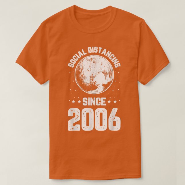Camiseta Social Pluto Distancing Since 2006 Funny Science G (Frente do Design)