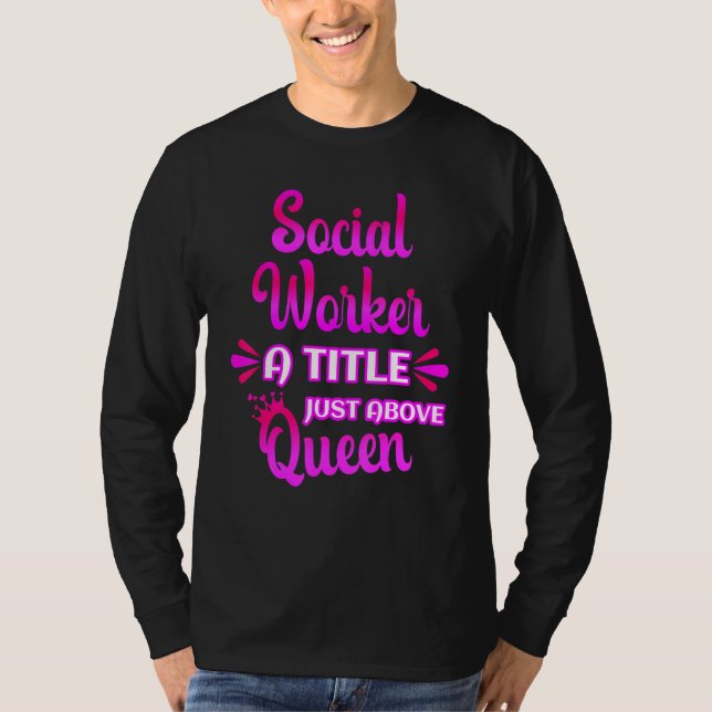 Camiseta Social Worker A Title Just Above Queen Cute Saying (Frente)