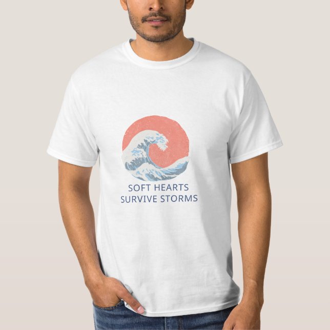 Camiseta Soft Hearts Survive Storms (Frente)
