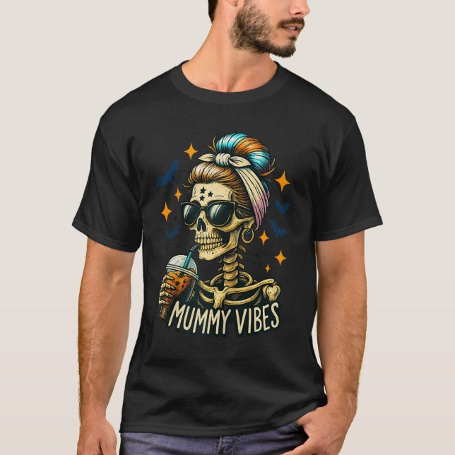 Camiseta Soky Mummy Skeleton Coffee Vibes Halloween Mom Pro (Frente)