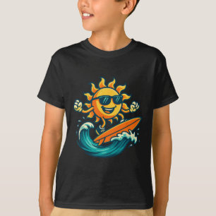 Camiseta Sol de desenho animado surfando onda de praia de v