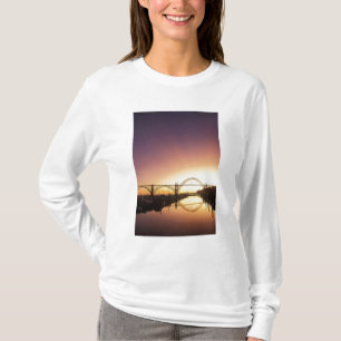 Camiseta Sol se pondo atrás da ponte de Newport, Oregon
