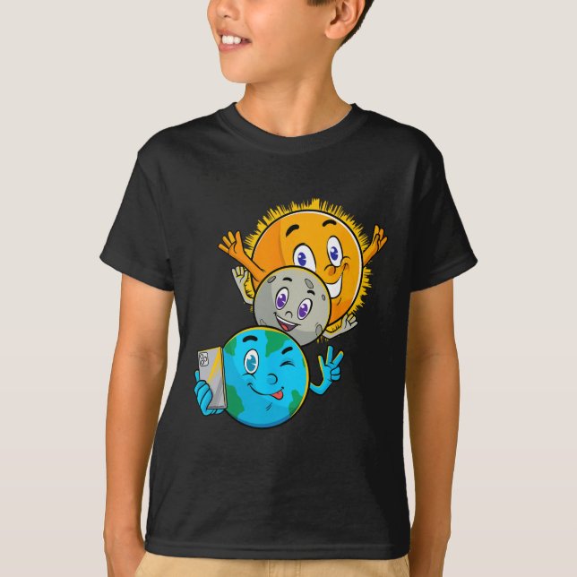 Camiseta Solar Eclipse 2024 Funny Earth Sun Moon Selfie Spa (Frente)