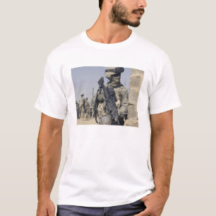 Camiseta Soldado armado com MK-48