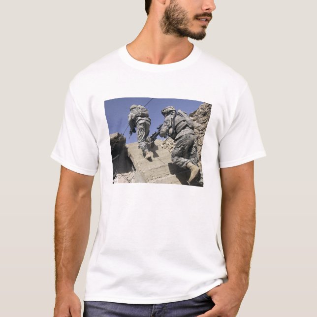 Camiseta Soldados subindo escada de um prédio (Frente)