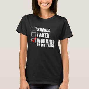 Camiseta Solteira, comprometida, trabalhando no meu caminhã