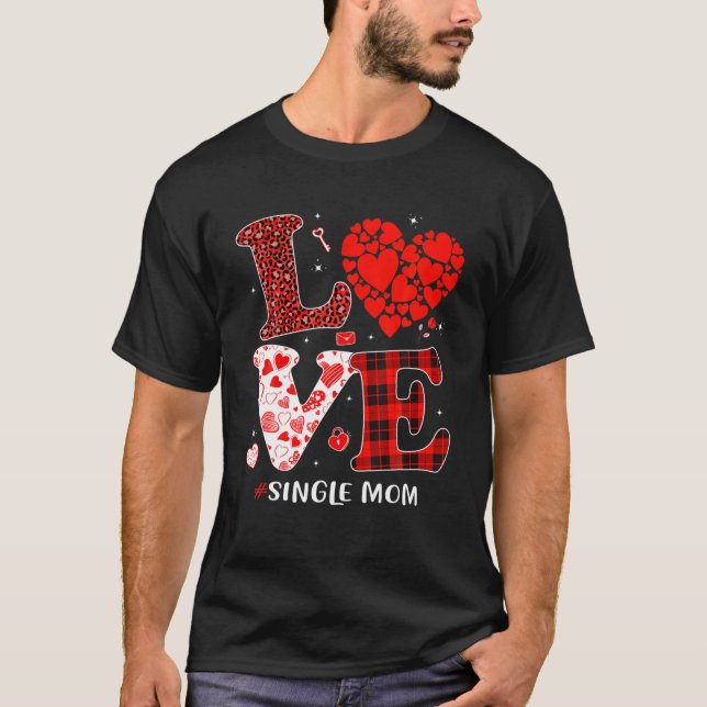 Camiseta Solteiro de Amor Familiar Mãe Valente Engraçado (Frente)