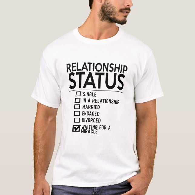 Camiseta Solteiro De Status De Relação Em Um Relacionamento (Frente)