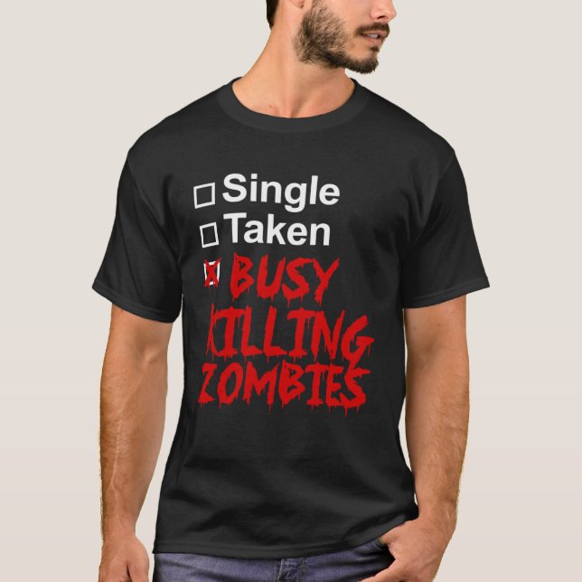 Camiseta Solteiro Retirado Ocupado Matando Zombies Hallowee (Frente)