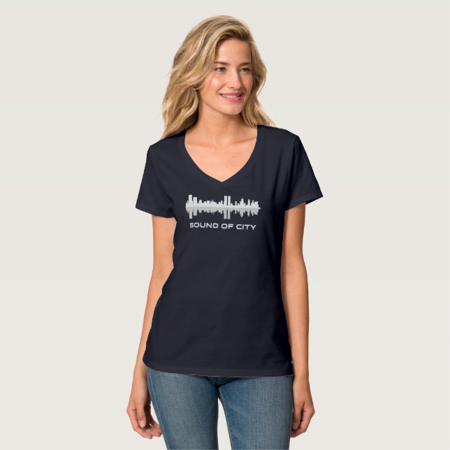 Camiseta Som da Cidade | Pescoço-V feminino (Frente Completa)