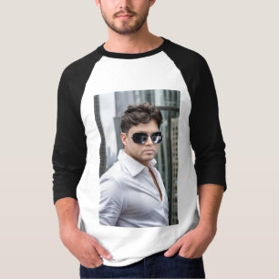 Camiseta "Sombras do Legal: O Boneco Bonito com Gogl Negro
