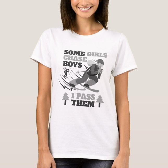 Camiseta Some Girls Chase Boys I P Them Funny Ski Racing Sk (Frente)