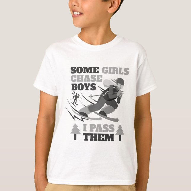 Camiseta Some Girls Chase Boys I P Them Funny Ski Racing Sk (Frente)