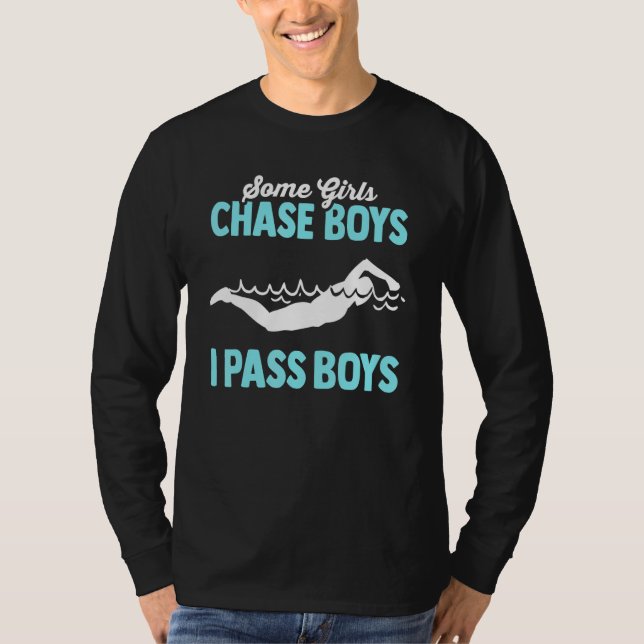 Camiseta Some Girls Chase Boys I Pass Them Swimmer Women Sw (Frente)