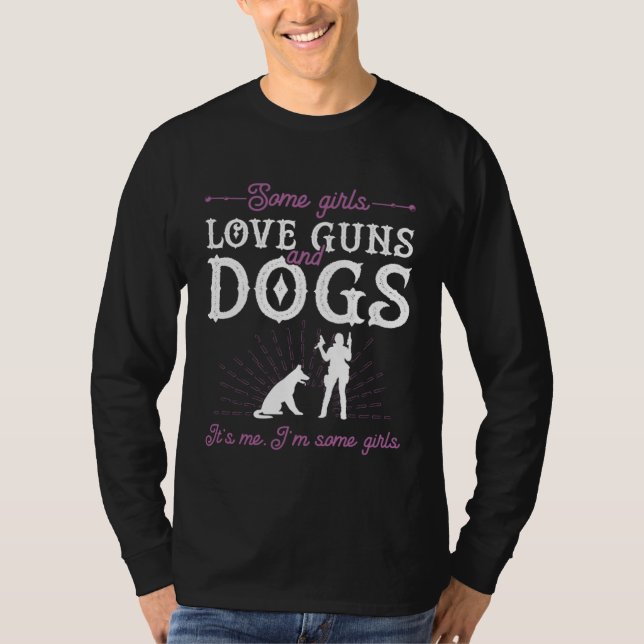 Camiseta Some Girls Love Guns And Dogs Gun Owner Ammo (Frente)