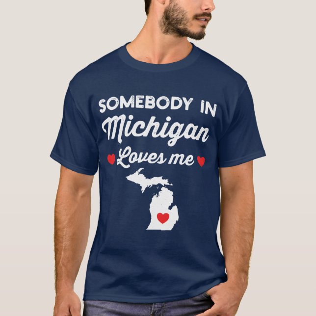 Camiseta Somebody In Michigan Loves Me Funny Home State Pri (Frente)