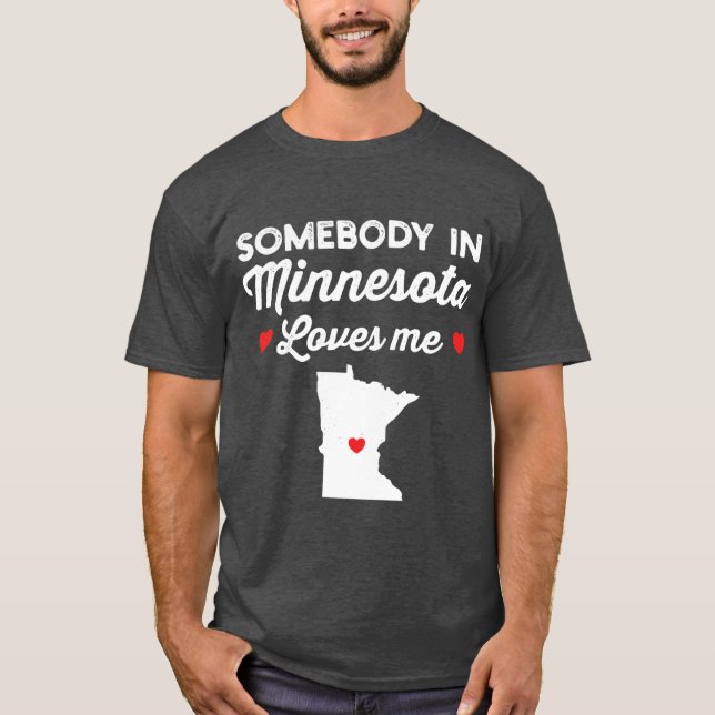 Camiseta Somebody In Minnesota Loves Me Funny Home State Pr (Frente)