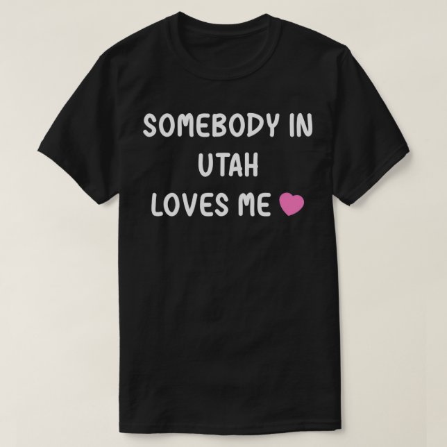 Camiseta Somebody in Utah Loves Me UT State Home Family Lov (Frente do Design)