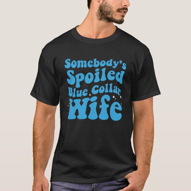 Camiseta Somebody s Spoiled Blue Collar Wife  Mother s Day (Frente)