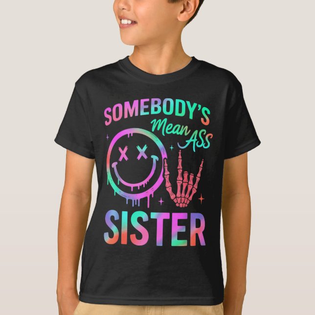 Camiseta Somebody's Mean Sister Funny Humor Quote Funny Sis (Frente)