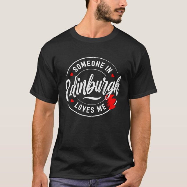 Camiseta Someone in Edinburgh Scotland Loves Me (Frente)