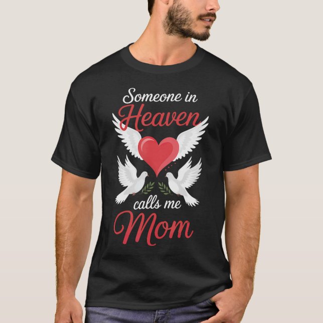 Camiseta Someone In Heaven Calls Me Mom (Frente)
