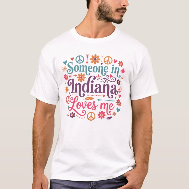 Camiseta Someone in Indiana Loves Me Boho Hippie Design (Frente)