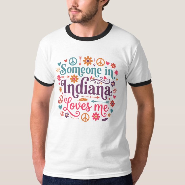 Camiseta Someone in Indiana Loves Me Boho Hippie Design (Frente)
