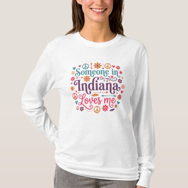 Camiseta Someone in Indiana Loves Me Boho Hippie Design (Frente)