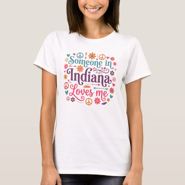 Camiseta Someone in Indiana Loves Me Boho Hippie Design (Frente)