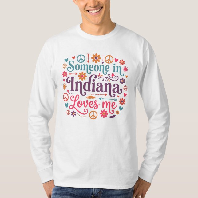 Camiseta Someone in Indiana Loves Me Boho Hippie Design (Frente)