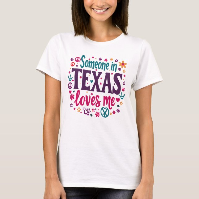 Camiseta Someone in Texas Love Me - Retro Texas Hippie Art (Frente)