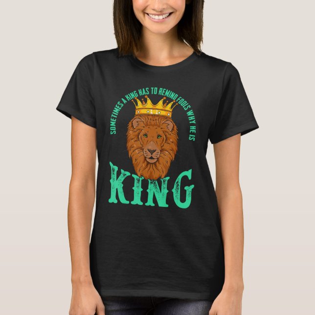 Camiseta Sometimes A King Has To Remind Fools Why He Is A K (Frente)