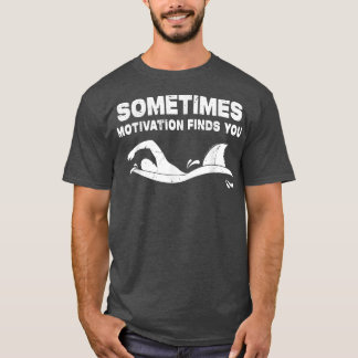 Camiseta Sometimes Motivation Finds You Funny Athlete Swimm