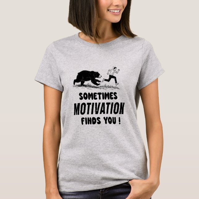 Camiseta Sometimes Motivation Finds You Inspirational Quote (Frente)