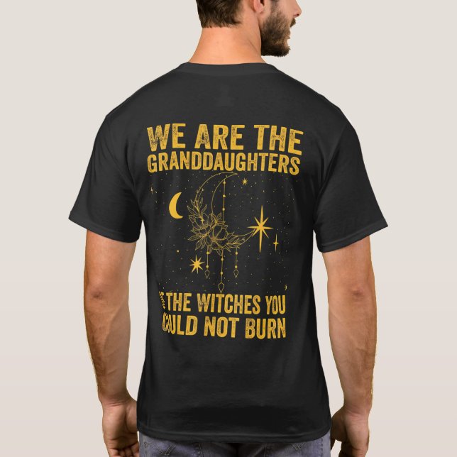 Camiseta Somos As Filhas Das Bruxas Que Podias. (Verso)