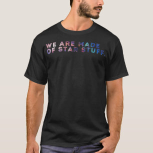 Camiseta Somos Feitos De Coisas De Impressão Galáxia