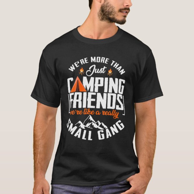 Camiseta Somos mais do que acampar amigos engraçados acampa (Frente)