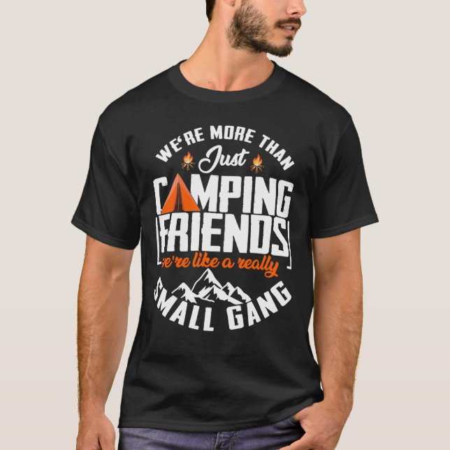 Camiseta Somos mais do que acampar amigos engraçados acampa (Frente)