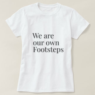 Camiseta Somos Nossas Próprias Pegadas Citação –