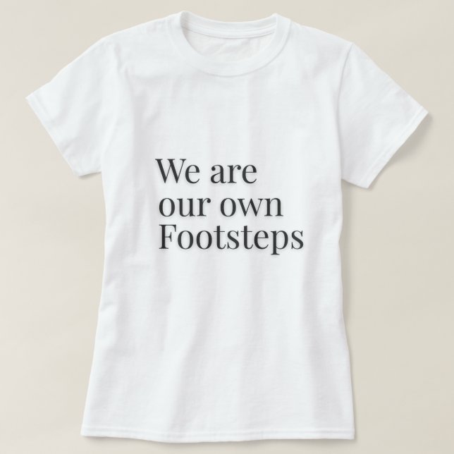 Camiseta Somos Nossas Próprias Pegadas Citação – (Frente do Design)