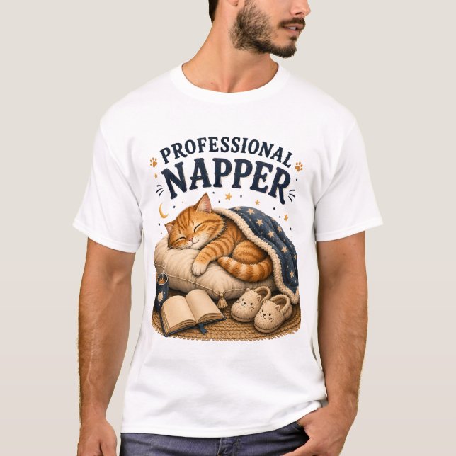 Camiseta Soneca Profissional – Design Aconchegante de Gato  (Frente)