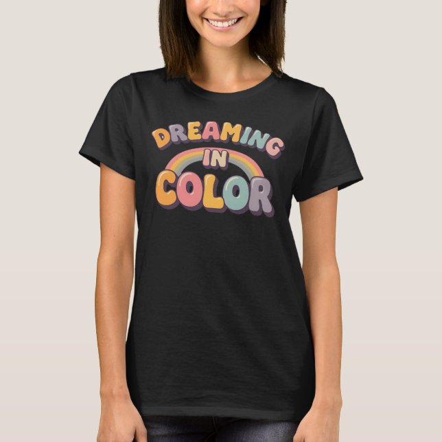 Camiseta Sonhando em Cores Tipografia Retro Arco-íris (Frente)