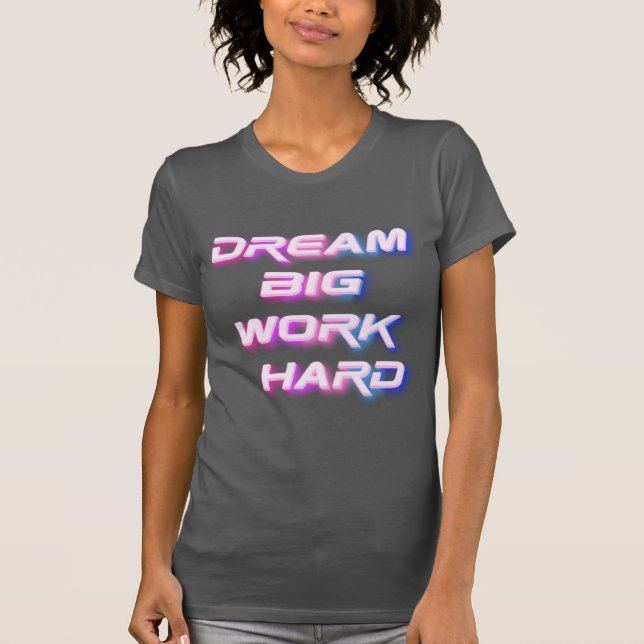 Camiseta Sonhe grande, Duro de trabalho (Frente)