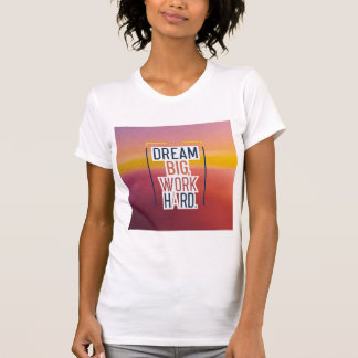 Camiseta "Sonhe grande, Duro de trabalho"
